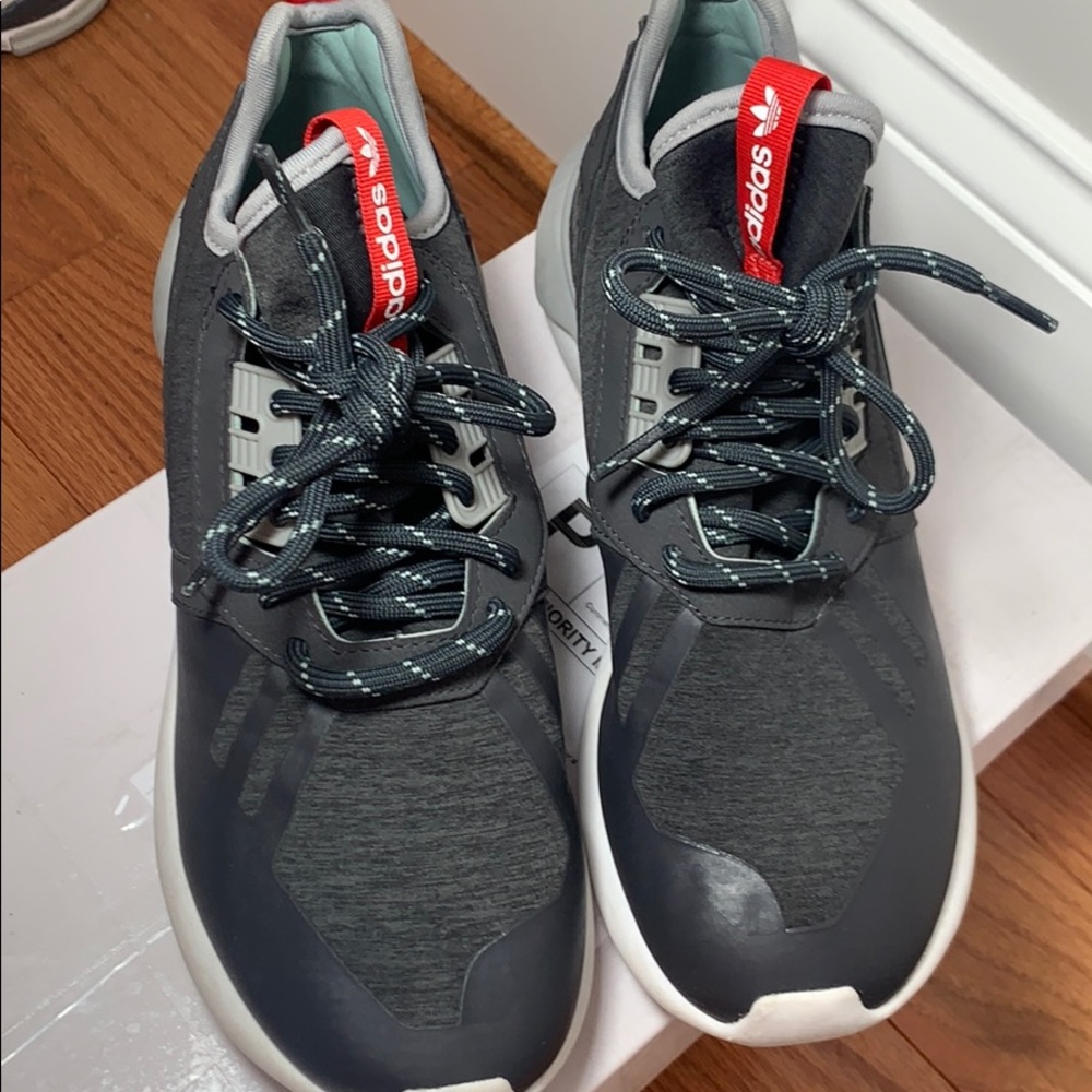 Adidas Tubular - Picture 2 of 5